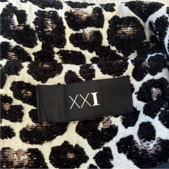 Women’s Forever 21 Leopard Print 3/4 Bell Sleeve Textured Snap Front Coat - Picture 6 of 7